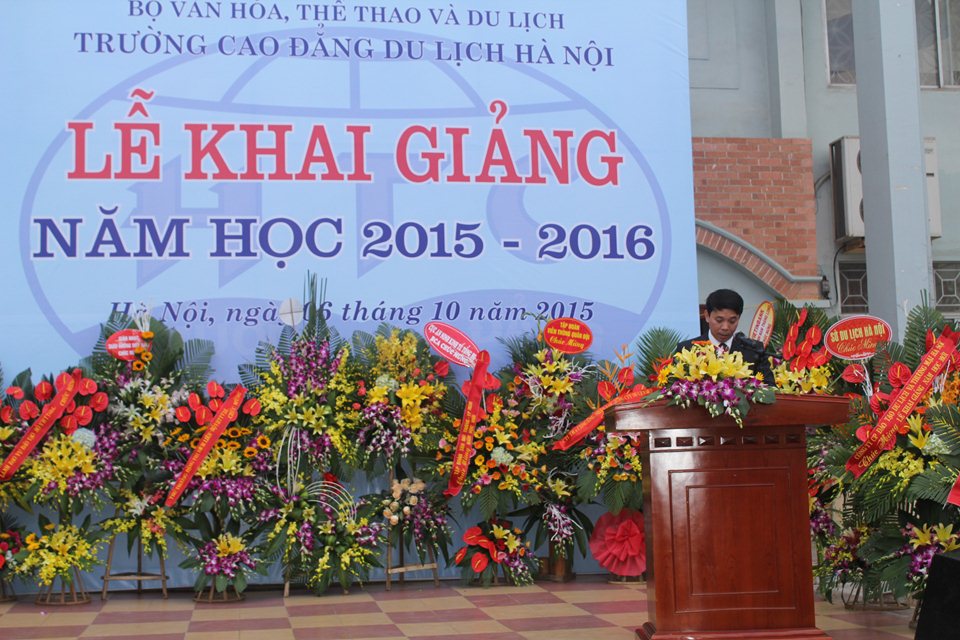 Bí thư Đảng ủy, Hiệu trưởng Trường Cao đẳng Du lịch Hà Nội Trịnh Cao Khải phát biểu tại lễ khai giảng